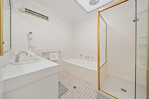 2-bed With Pool, Bbq, Tennis Court & Parking