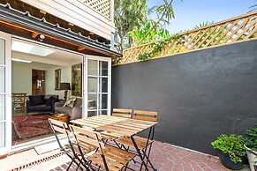 Stylish Inner-city Terrace Home With Rooftop Deck
