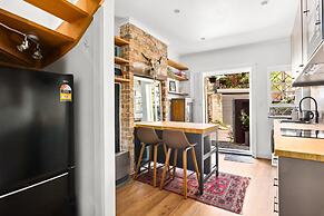 Stylish Inner-city Terrace Home With Rooftop Deck