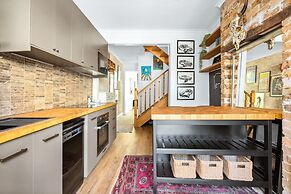 Stylish Inner-city Terrace Home With Rooftop Deck