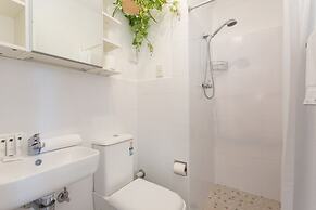 Comfy Balcony Studio Near Parks,