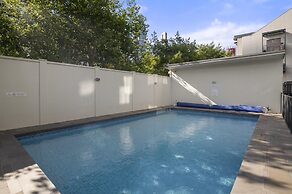 Central 2-bed Pad With Tennis Court,