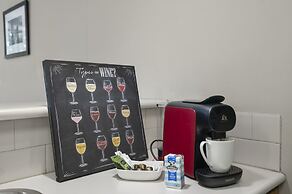 Central 2-bed Pad With Tennis Court,