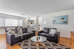 Cosy 2-bedroom Seaside Unit Steps From Beach