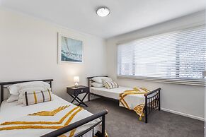 Cosy 2-bedroom Seaside Unit Steps From Beach