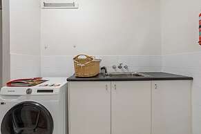Stylish 3-bed Apartment in Coastal Redcliffe