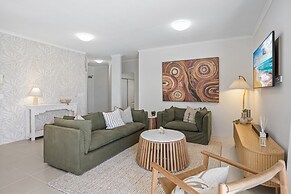 Stylish 3-bed Apartment in Coastal Redcliffe