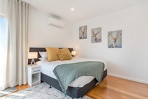 Gorgeous 3-bed House With Spacious Shared Backyard