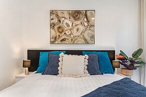 Gorgeous 3-bed House With Spacious Shared Backyard