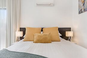 Gorgeous 3-bed House With Spacious Shared Backyard