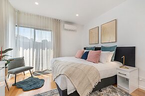 Gorgeous 3-bed House With Spacious Shared Backyard