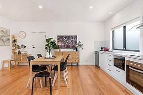 Gorgeous 3-bed House With Spacious Shared Backyard