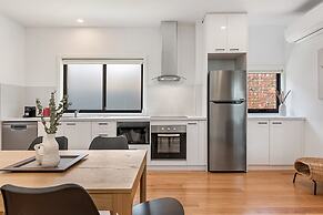 Gorgeous 3-bed House With Spacious Shared Backyard