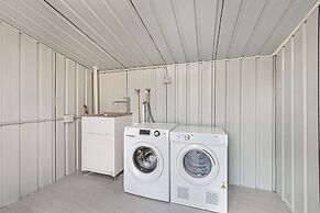 Gorgeous 3-bed House With Spacious Shared Backyard