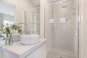 Gorgeous 3-bed House With Spacious Shared Backyard