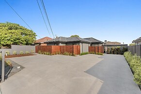 Gorgeous 3-bed House With Spacious Shared Backyard