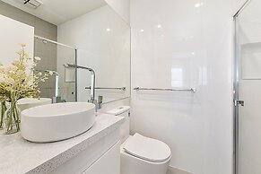 Gorgeous 3-bed House With Spacious Shared Backyard