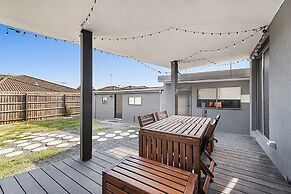 Gorgeous 3-bed House With Spacious Shared Backyard