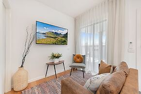 Gorgeous 3-bed House With Spacious Shared Backyard