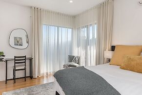 Gorgeous 3-bed House With Spacious Shared Backyard