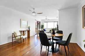 Coastal 2-bed With Balcony, 200m From Beach