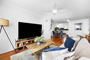 Coastal 2-bed With Balcony, 200m From Beach