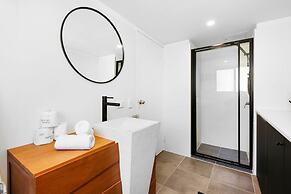 Coastal 2-bed With Balcony, 200m From Beach