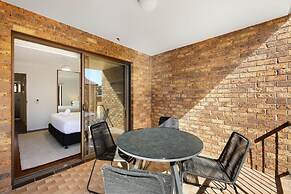 Coastal 2-bed With Balcony, 200m From Beach