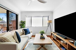 Coastal 2-bed With Balcony, 200m From Beach