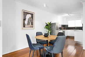 Coastal 2-bed With Balcony, 200m From Beach