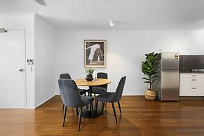 Coastal 2-bed With Balcony, 200m From Beach