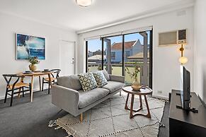 Cosy 1-bed Balcony Unit in Quiet Street by Shops
