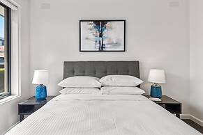 Cosy 1-bed Balcony Unit in Quiet Street by Shops