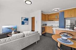 Cosy 1-bed Balcony Unit in Quiet Street by Shops