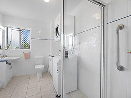 2-bed Escape With Pool, Steps From Torquay Beach