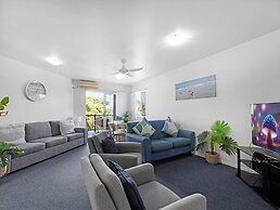 2-bed Escape With Pool, Steps From Torquay Beach