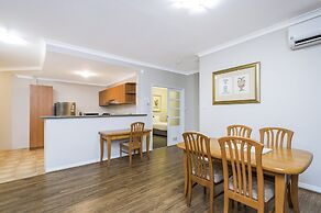 Central East Perth Flat With Pool & Gym Access