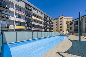 Central East Perth Flat With Pool & Gym Access