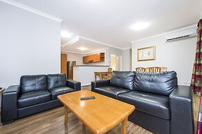 Central East Perth Flat With Pool & Gym Access