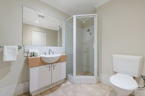 Central East Perth Flat With Pool & Gym Access