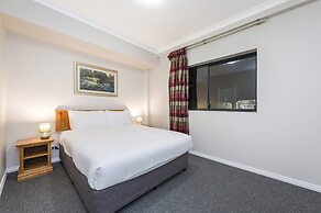 Central East Perth Flat With Pool & Gym Access