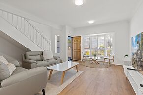 Elegant 3-bed Home From Sunny Glenelg Beach
