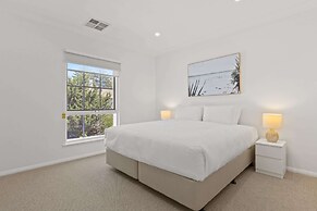 Elegant 3-bed Home From Sunny Glenelg Beach