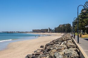 Elegant 3-bed Home From Sunny Glenelg Beach