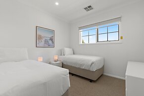Elegant 3-bed Home From Sunny Glenelg Beach
