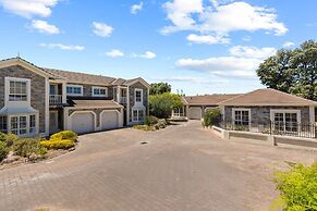 Elegant 3-bed Home From Sunny Glenelg Beach