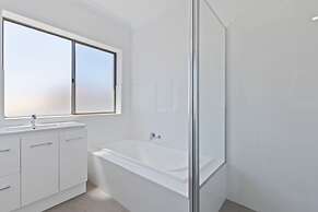 Elegant 3-bed Home From Sunny Glenelg Beach