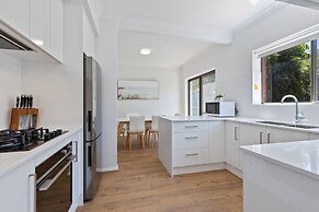 Elegant 3-bed Home From Sunny Glenelg Beach