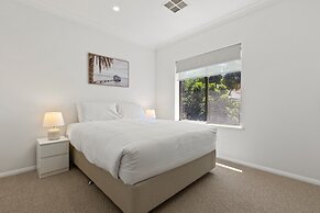 Elegant 3-bed Home From Sunny Glenelg Beach