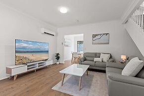 Elegant 3-bed Home From Sunny Glenelg Beach